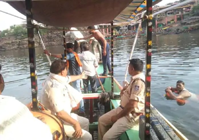 Omkareshwar: Boat overturned in Narmada river, six people of same family drowned, two year old child died
